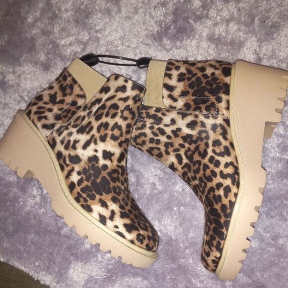 BRAND New Ladies printed wedge booties sz 8.5 - Picture 7 of 8